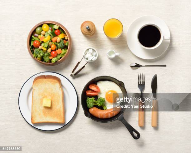 breakfast knolling style - breakfast sausage stock-fotos und bilder
