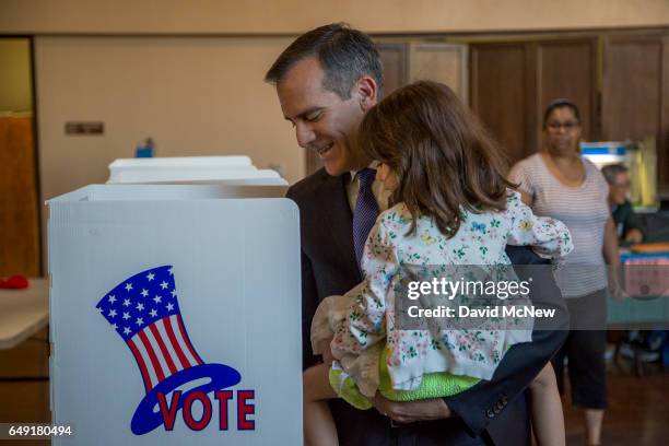 Los Angeles Mayor Eric Garcetti votes for mayor with daughter Maya Garcetti as Angelenos go to the polls on March 7, 2017 in Los Angeles, California....