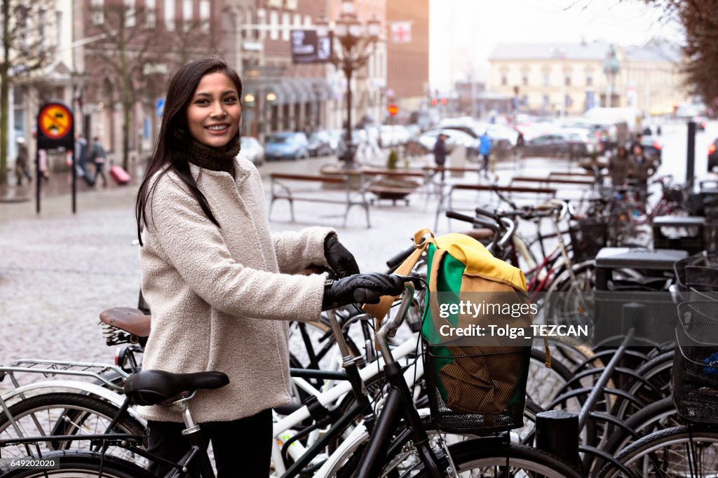 Lächelnde Frau Radfahren in Helsingborg