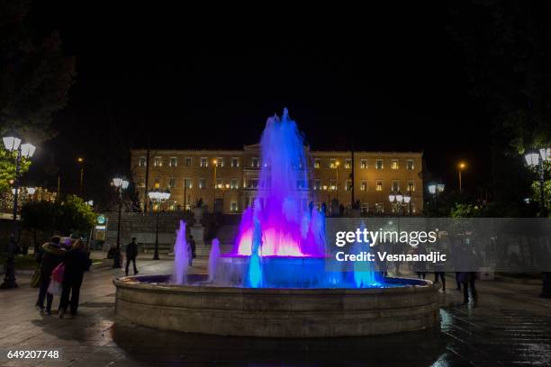 athens, griekenland - 6 februari 2017: syntagma plein in de nacht - piazza syntagma stockfoto's en -beelden