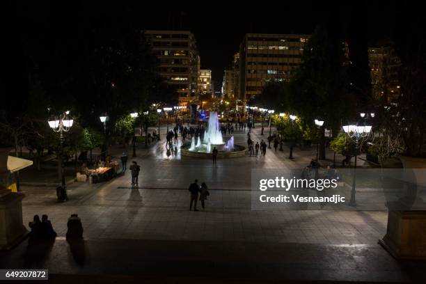 athens, griekenland - 6 februari 2017: straat met toeristen-athene bij nacht - piazza syntagma stockfoto's en -beelden