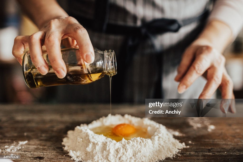 Aggiunta di olio all'uovo e alla farina