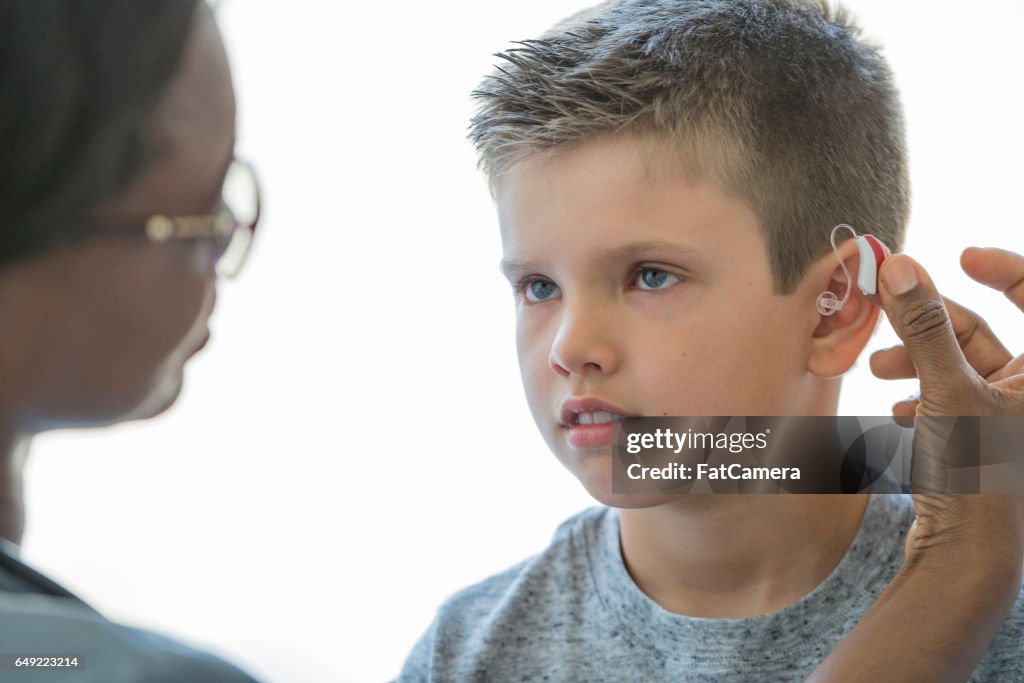 Enfant faire une Prothèse auditive