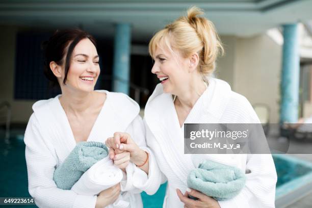 amis, week-end bien-être - spa treatment photos et images de collection