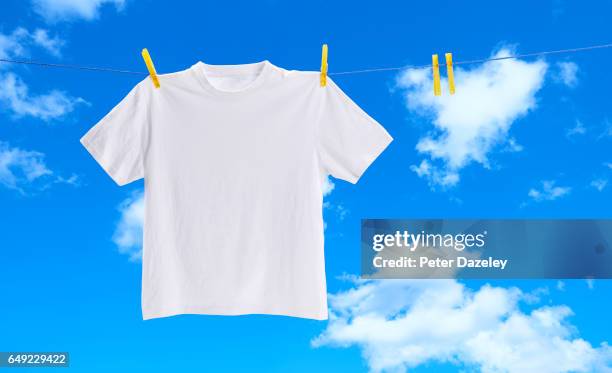 white tee shirt on washing line - camisa blanca fotografías e imágenes de stock