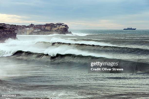 huge surf, sydney - sydney ferry ストックフォトと画像
