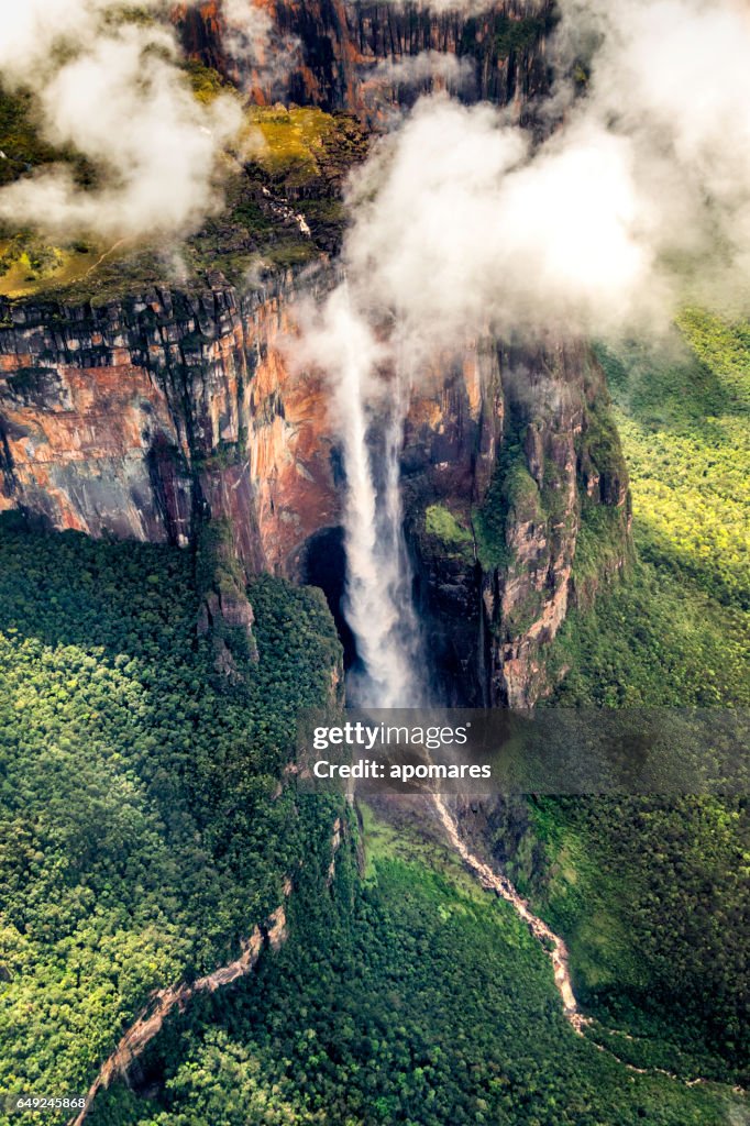 Angel valt luchtfoto op Auyan Tepui. Nationaal Park Canaima