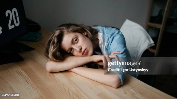 portrait of woman in apartment - esvaziado imagens e fotografias de stock