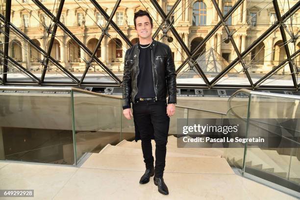 Justin Theroux attends the Louis Vuitton show as part of the Paris Fashion Week Womenswear Fall/Winter 2017/2018 on March 7, 2017 in Paris, France.