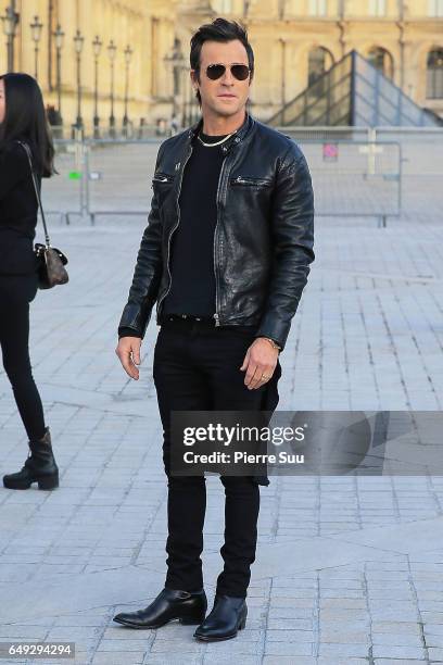 Justin Theroux arrives at the Louis Vuitton show as part of the Paris Fashion Week Womenswear Fall/Winter 2017/2018 on March 7, 2017 in Paris, France.