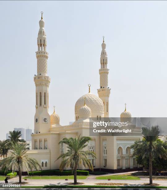 jumeirah mosque in dubai - jumeirah mosque stock pictures, royalty-free photos & images