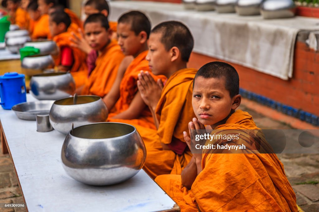 Neuling buddhistische Mönche im Kloster, Bhaktapur gemeinsam essen