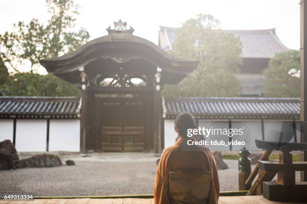 日本のお寺で、着物姿の女性が穏やかに座っていました - shrine ストックフォトと画像