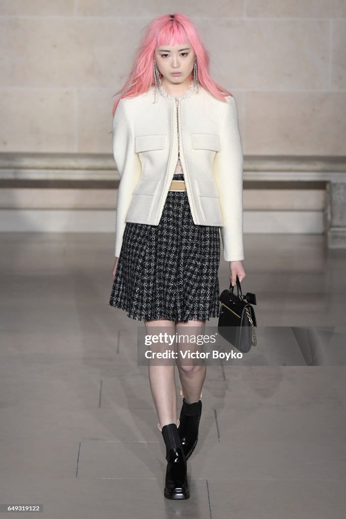 Louis Vuitton : Runway - Paris Fashion Week Womenswear Fall/Winter 2017/2018