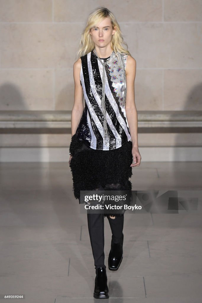 Louis Vuitton : Runway - Paris Fashion Week Womenswear Fall/Winter 2017/2018