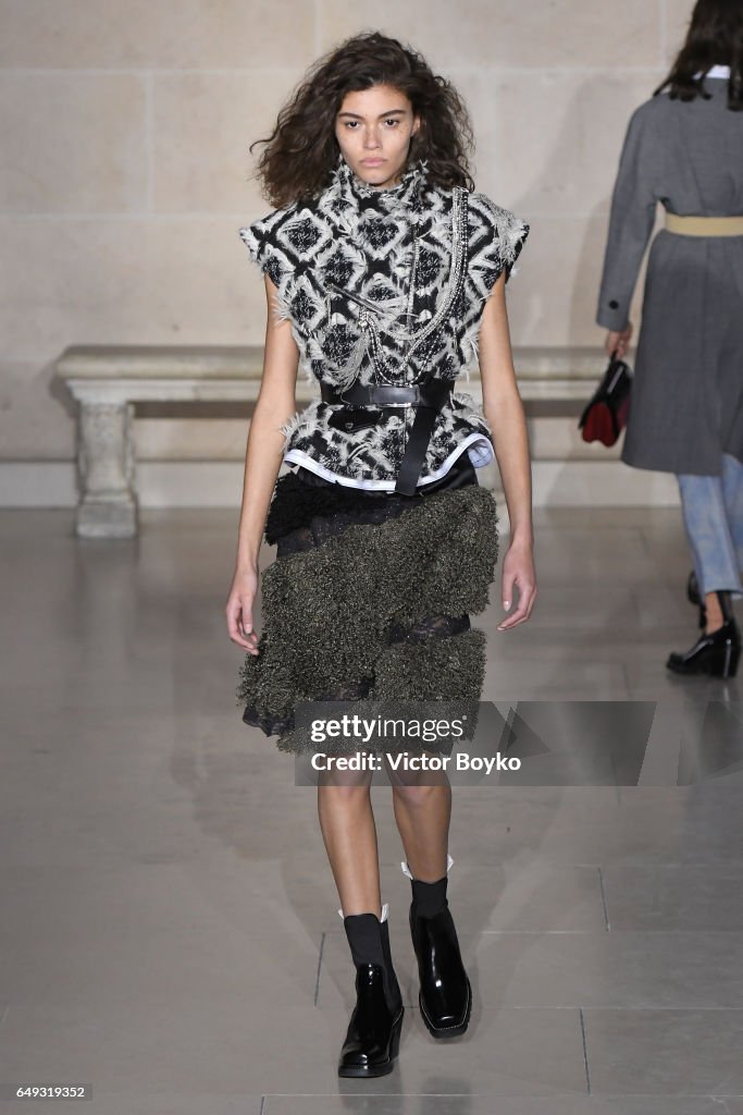 Louis Vuitton : Runway - Paris Fashion Week Womenswear Fall/Winter 2017/2018