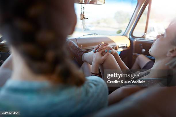 close-up of womans hands, sleeping in car - couple sleeping in car photos et images de collection