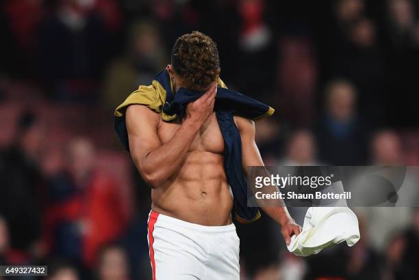 Alex Oxlade-Chamberlain of Arsenal looks dejected in defeat after the UEFA Champions League Round of 16 second leg match between Arsenal FC and FC...