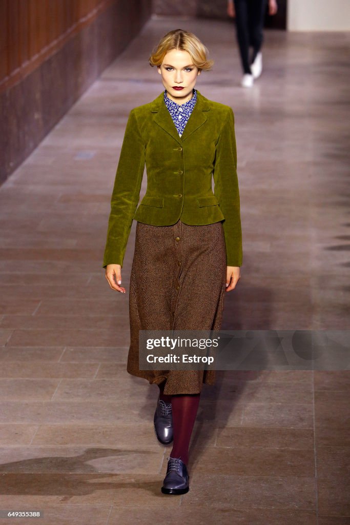 Agnes B: Runway - Paris Fashion Week Womenswear Fall/Winter 2017/2018