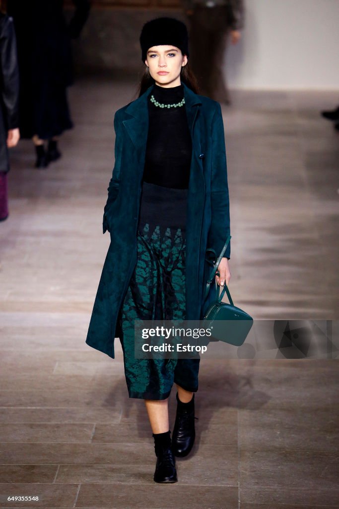 Agnes B: Runway - Paris Fashion Week Womenswear Fall/Winter 2017/2018