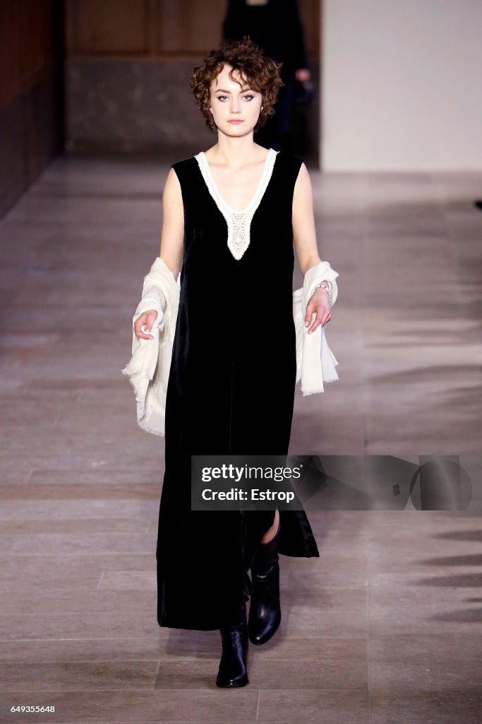 Agnes B: Runway - Paris Fashion Week Womenswear Fall/Winter 2017/2018