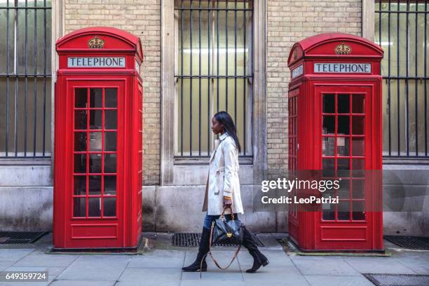 vrouw lopen in londen om te winkelen - telephone booth stockfoto's en -beelden