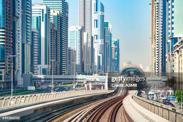 dubai metro - elektrischer zug stock-fotos und bilder