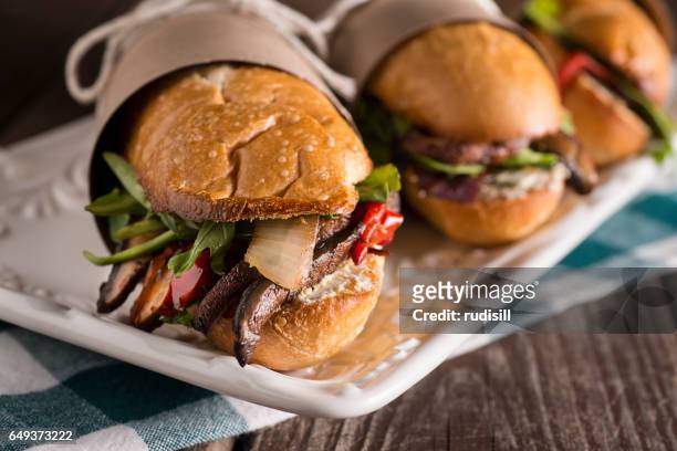 vegetariano sub sanduíche - submarine sandwich imagens e fotografias de stock