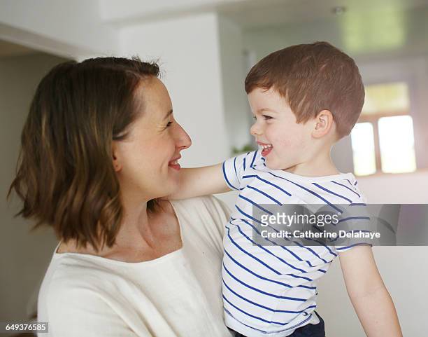 a mom and her 3 years old son - 30 34 years stock-fotos und bilder