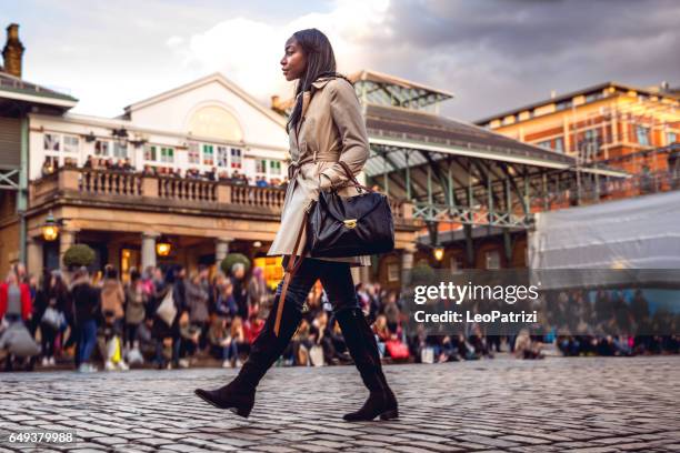 在倫敦，女人走在市中心花費一個週末 - covent garden 個照片及圖片檔