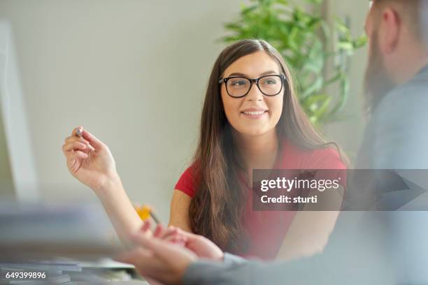 university student in tutorial - professor particular imagens e fotografias de stock