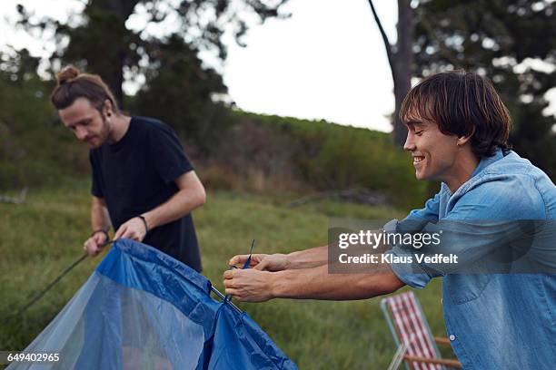 two friends setting up tent - takedown stock-fotos und bilder