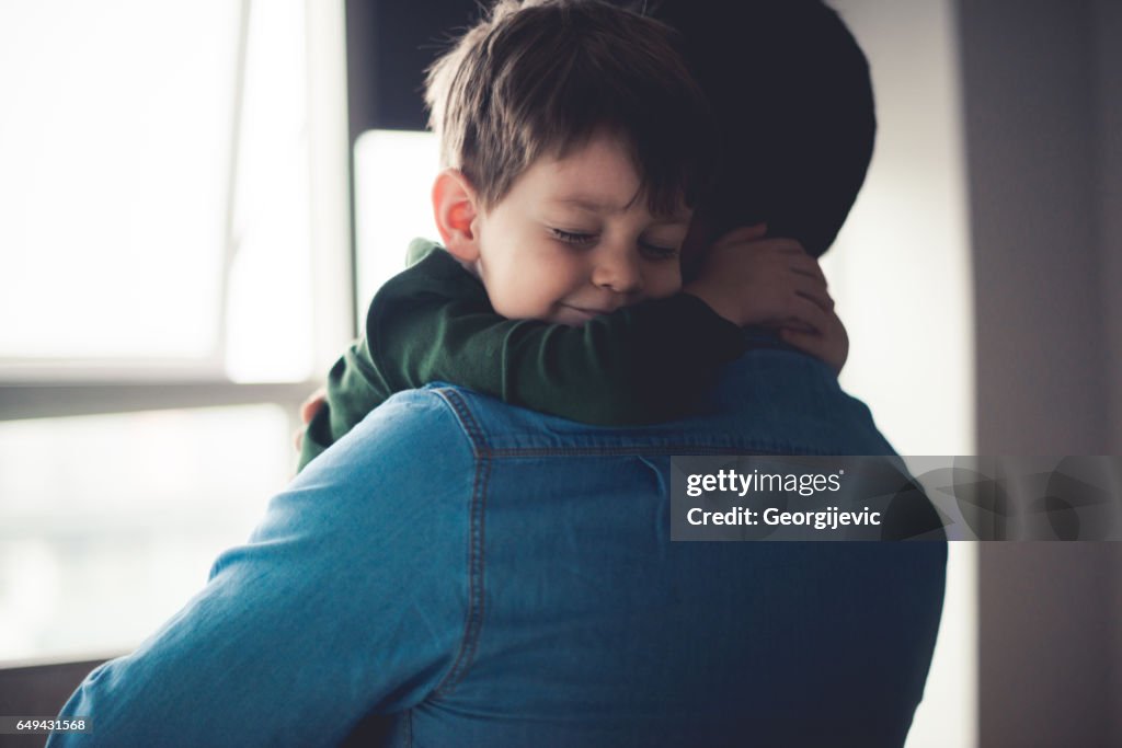 Sentirsi felici tra le braccia di papà