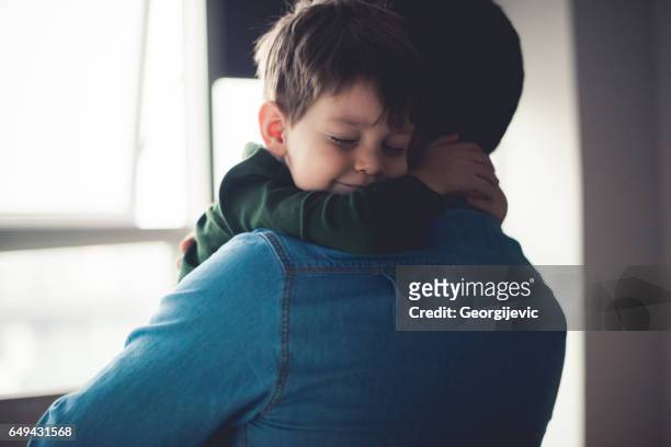 sentirsi felici tra le braccia di papà - abbracciare una persona foto e immagini stock