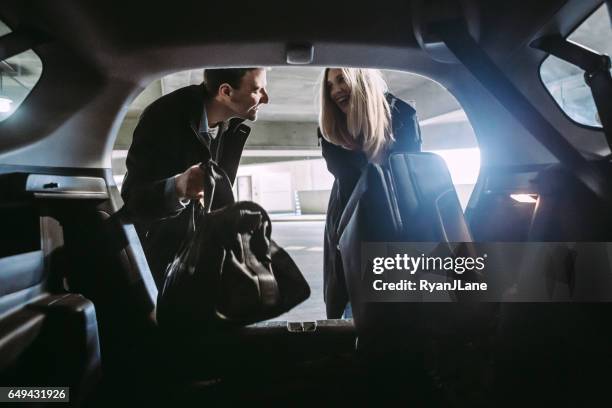 pareja en el garaje del aparcamiento del aeropuerto - airport luggage fotografías e imágenes de stock