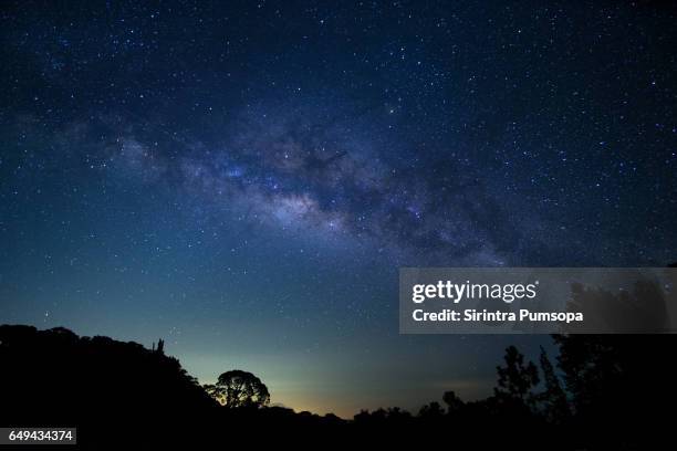 milky way at doi inthanon national park, chiang mai, thailand - star space 幅插畫檔、美工圖案、卡通及圖標