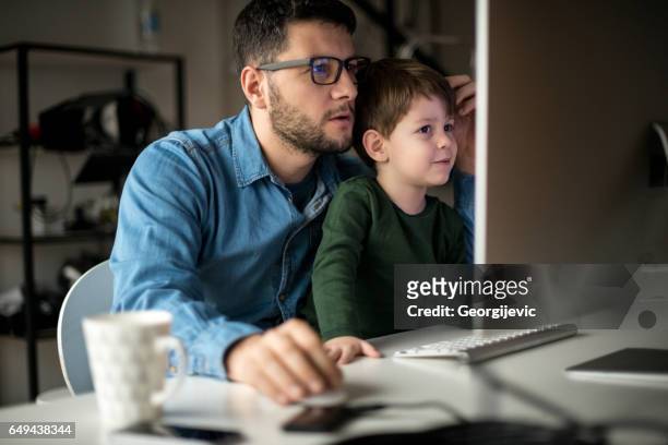 leren met papa - parent on computer stockfoto's en -beelden