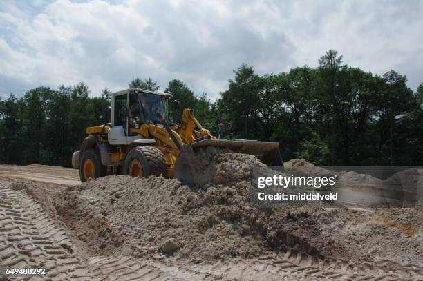 straßenarbeiten im land - het uitzicht bewonderen stock-fotos und bilder