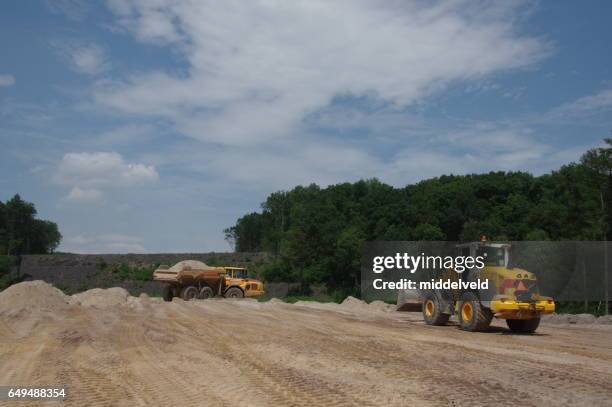 travaux de construction dans le pays - kijken naar photos et images de collection