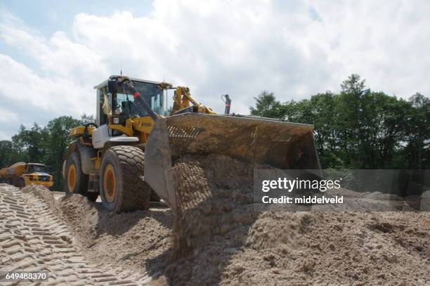 straßenarbeiten im land - het uitzicht bewonderen stock-fotos und bilder