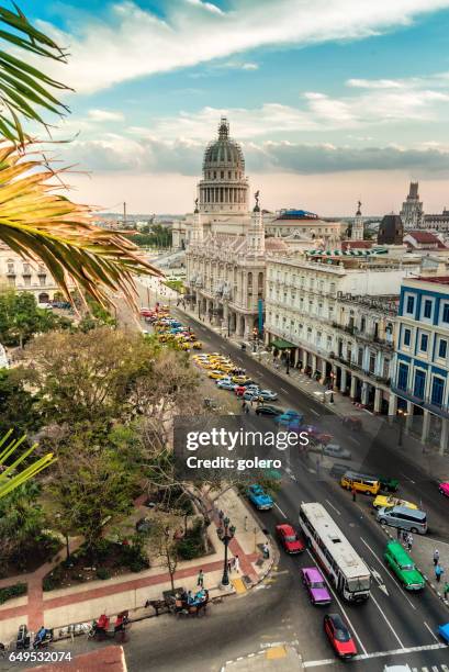 luchtfoto op havanna citscape met capitol bij avond - capitolio stockfoto's en -beelden