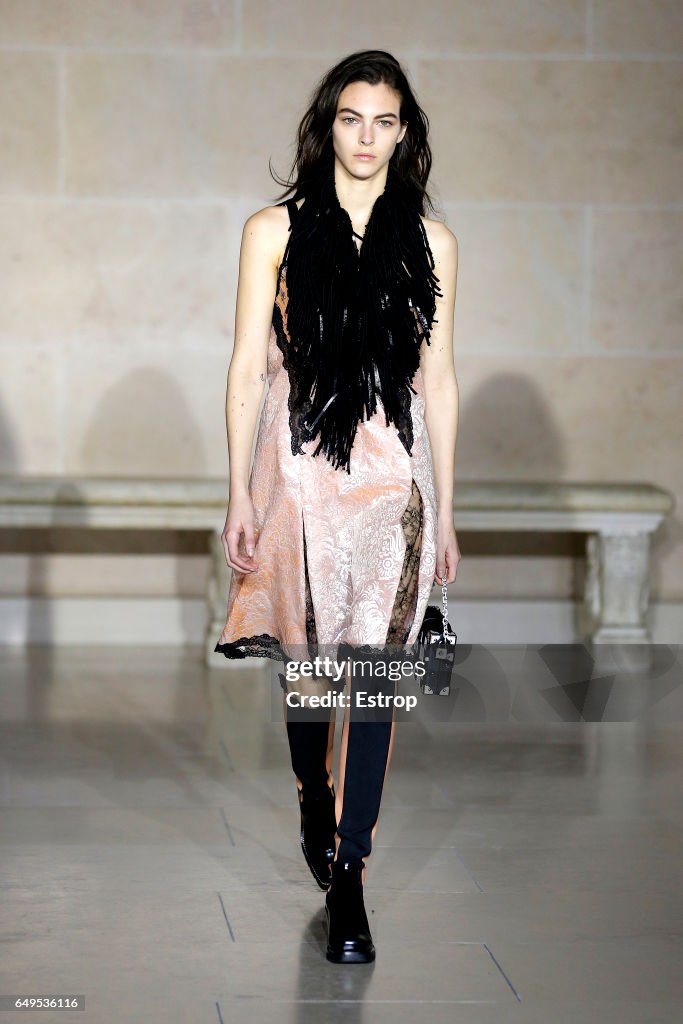 Louis Vuitton : Runway - Paris Fashion Week Womenswear Fall/Winter 2017/2018