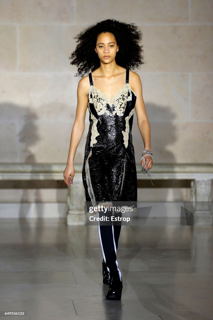 Louis Vuitton : Runway - Paris Fashion Week Womenswear Fall/Winter 2017/2018