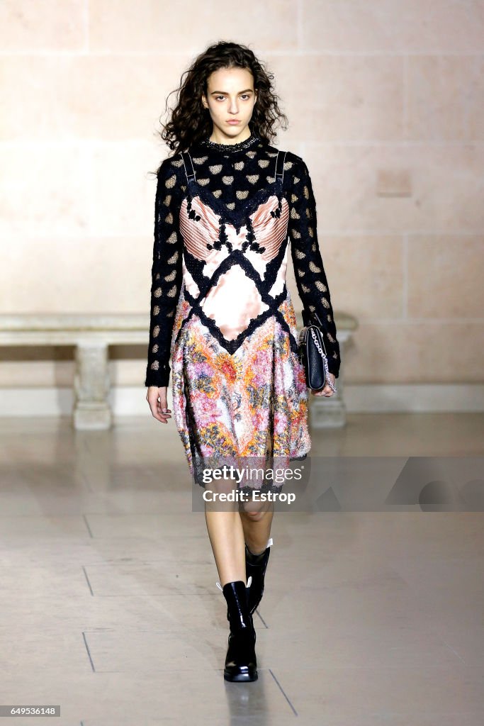 Louis Vuitton : Runway - Paris Fashion Week Womenswear Fall/Winter 2017/2018