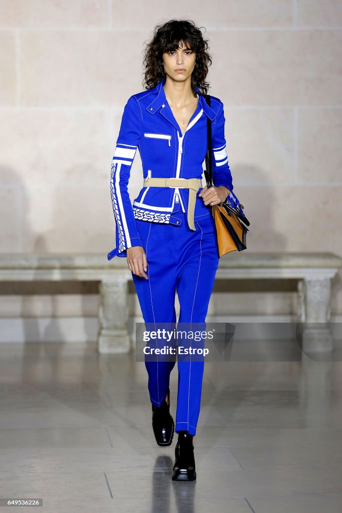 Louis Vuitton : Runway - Paris Fashion Week Womenswear Fall/Winter 2017/2018