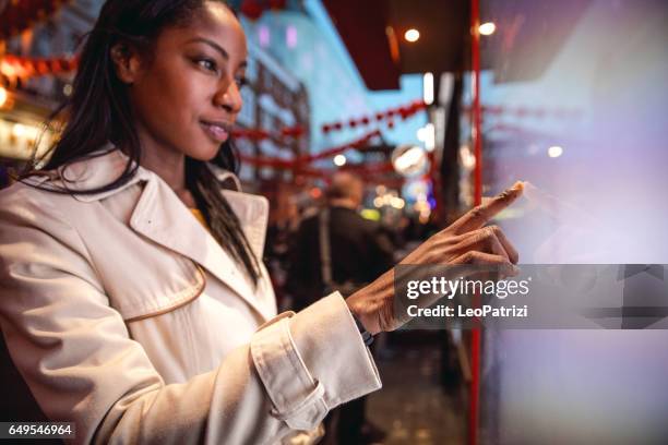 mulher colocando uma ordem usando uma tela de toque - monitor tátil - fotografias e filmes do acervo