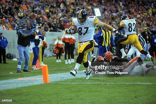 Mark Bruener of the Pittsburgh Steelers runs for a touchdown assisted by teammate Bobby Shaw during the game against the Cincinnati Bengals at the...