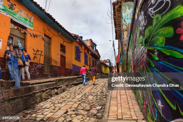 bogota, kolumbien - touristen auf die bunten carrera segunda in der altstadt la candelaria - embudo stock-fotos und bilder