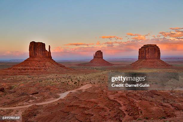 three mittens, monument valley sunset - monument valley tribal park fotografías e imágenes de stock