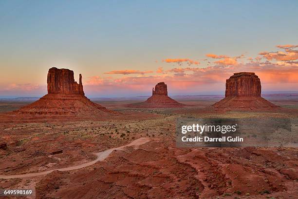 three mittens, monument valley sunset - monument valley tribal park photos et images de collection